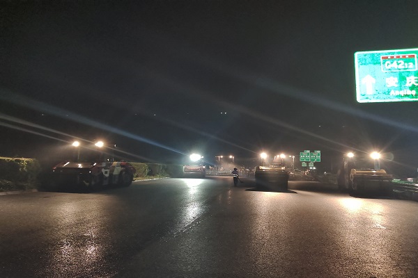 1656587798509730.jpg 圖5:燈火通明的施工現(xiàn)場(chǎng).jpg